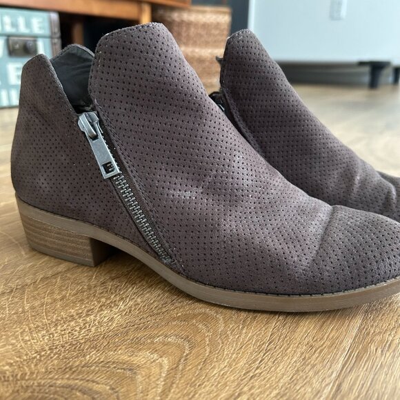 Greige Faux Suede Universal Thread Booties w/ Zippers and Dimpled Texture Size 6 - Picture 3 of 9